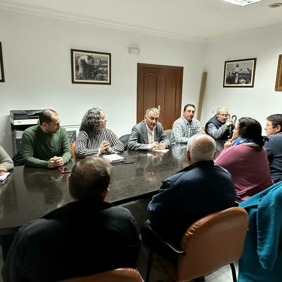 Esta mañana hemos estado con Enrique, Sebastián Perez, Irene Ruiz  y Agustín Jimenez, donde hay que estar, con trabajadores y trabajadoras del campo andaluz, pequeños/as propietarios/as.
Gracias a cooperativa La Union por acogernos y permitirnos un rato agradable y productivo.