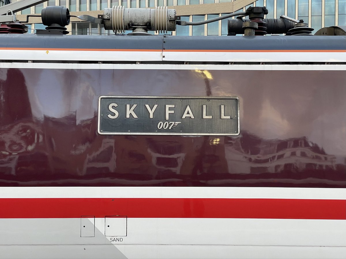 AndreasWiede's tweet image. Most long-distance services on the East Coast Main Line #ECML 🇬🇧 from #London King’s Cross are being worked by @LNER #Azuma trainsets. Today’s 1703 service to #Leeds however saw an #InterCity225 leaving from platform 2 @225groupuk. I know, pltf. 2 not the most famous one at #KGX.