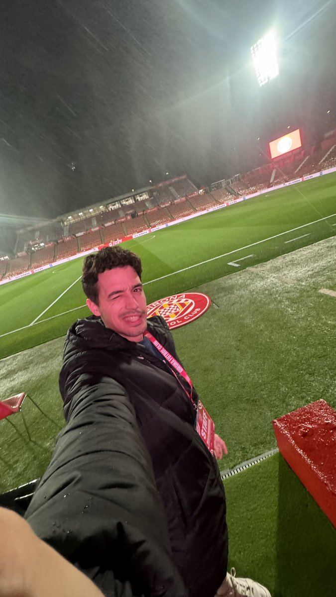 Plou a Montilivi! La pluja no ens aturarà! Som-hi @GironaFC! 🏟️🌧️