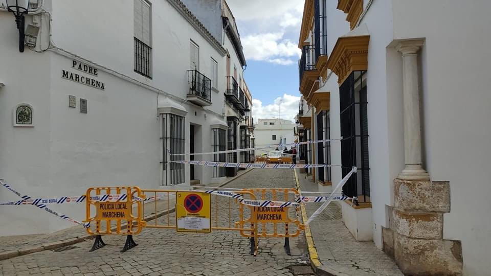 #Marchena 
#CallePadreMarchena
#Cortada
#RiesgoDeDesprendimiento
Debido al estado en el que se encuentra una azotea de la misma, la cual posee riesgo de derrumbe y deberá ser valorada debidamente por los técnicos

La Policía Local estuvo en la zona junto a Bomberos
