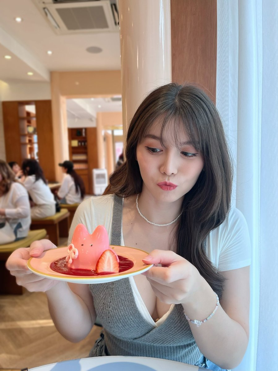 jin_yooyee's tweet photo. น้องอร่อยเลยนะ แถมน่ารักด้วย🐰🐽 #holidaypastry #กิน #ของหวาน #คาเฟ่ https://t.co/yFeIndaWPn