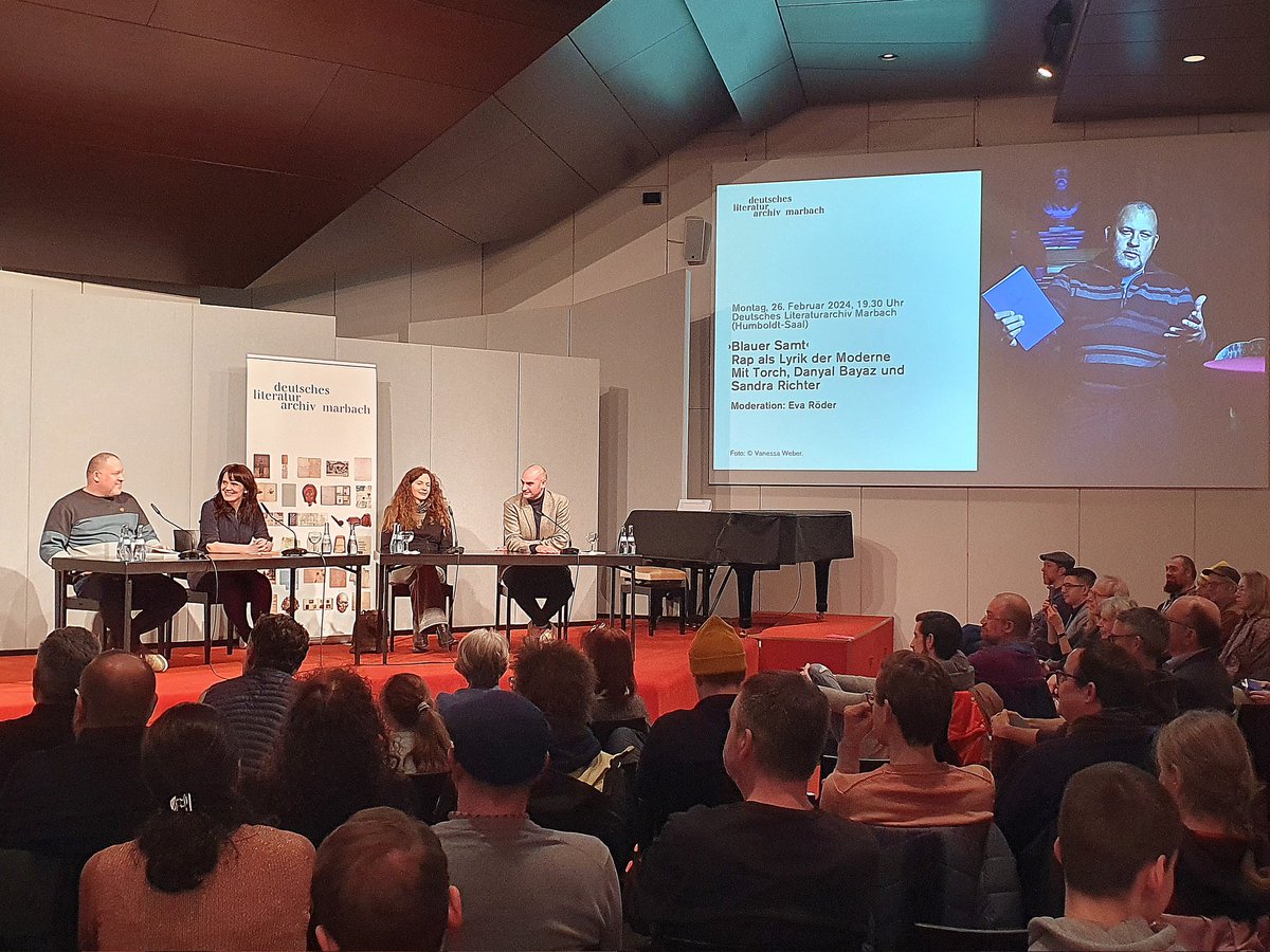 Jetzt im Livestream (youtube.com/live/ywWlkEJ8j…): Torch @Haitianstar spricht im Deutschen Literaturarchiv mit @DLADirektorin Sandra Richter und Baden-Württembergs Finanzminister @DerDanyal @FinanzenBW über Deutschen Rap als Kulturform und Stimme derer, die sonst nicht gehört werden.