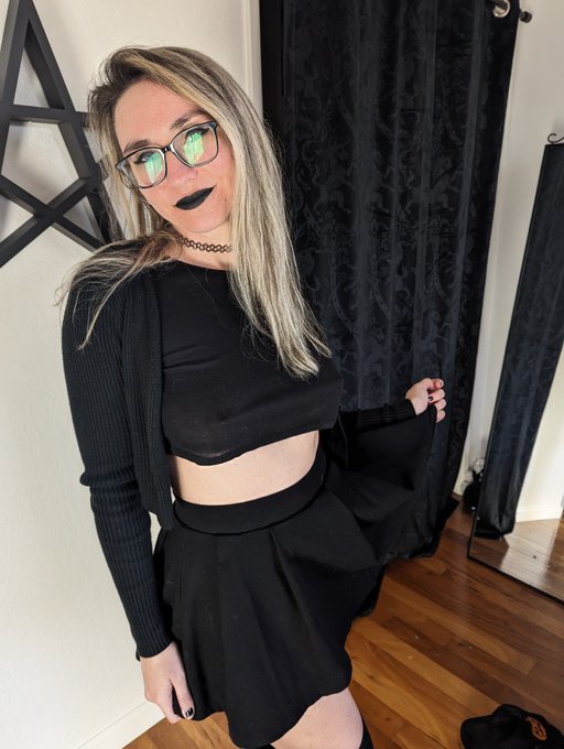 Watch ShyGothExhib's leaked NSFW photo on TwXstars