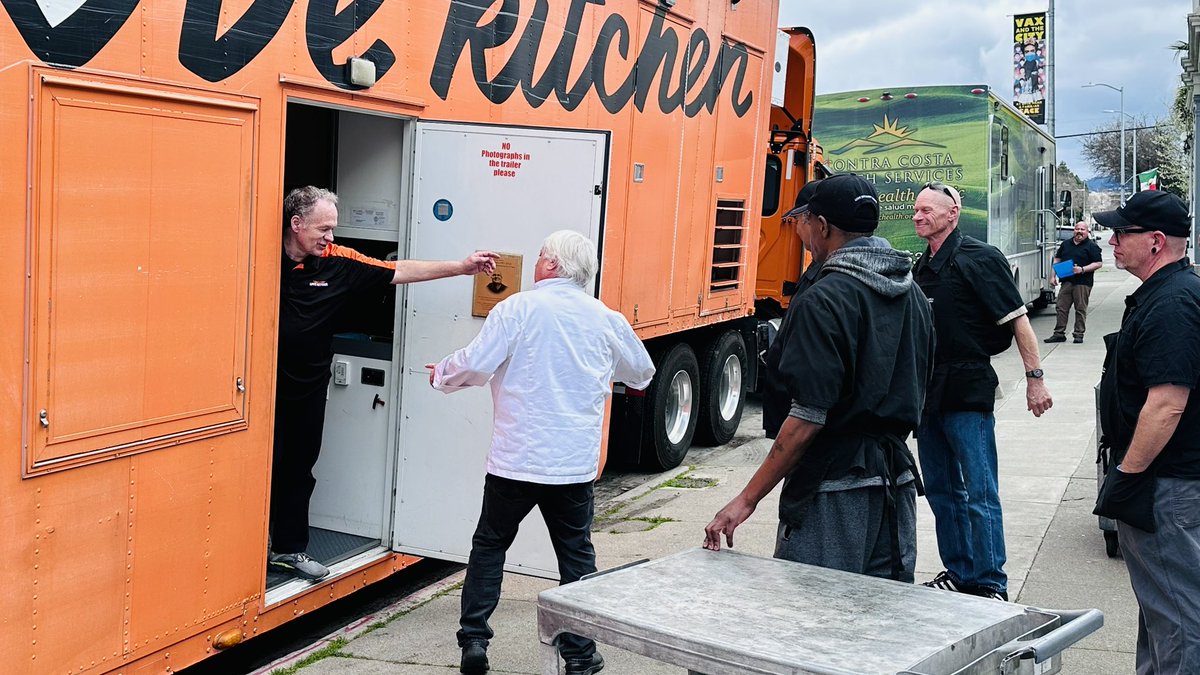 bayarearescue's tweet photo. @littlecaesars 18-wheeler #LoveKitchen is serving at @BayAreaRescue today! https://t.co/RZuqRKkJyE