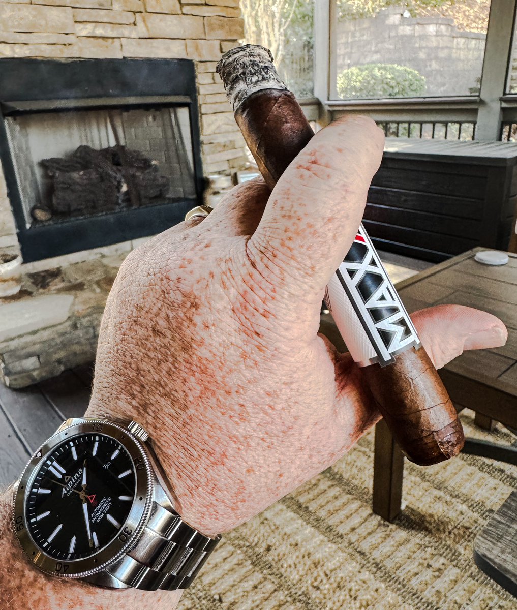 Monday afternoon work…could be worse. @alecbradley #MAXX on a beautiful afternoon. Perfect for a #workfromhome #smoke. Hope everyone else is having a good start to the week! #nowsmoking #CigarLife #BOTL #watchoftheday #Alpina