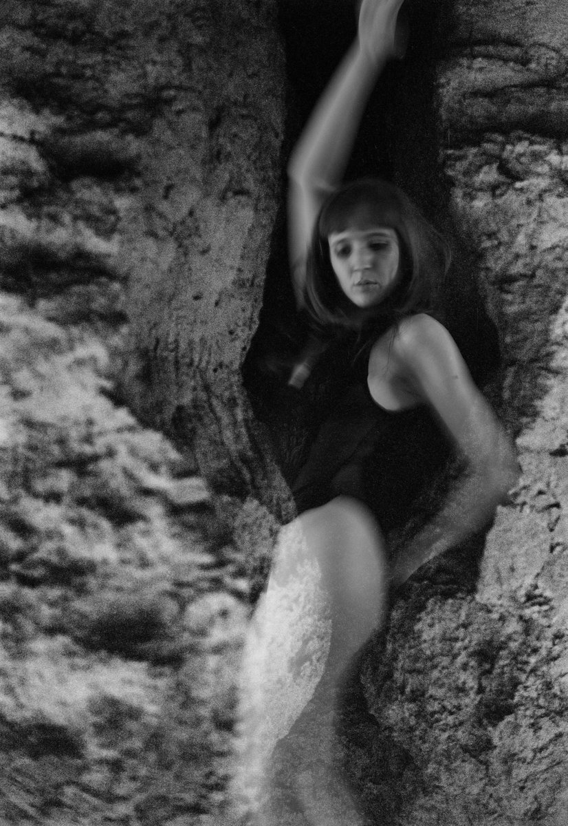 GM 🖤#CryptoArt #nftphotography 

Film/digital hybrid.

´... a question of life that is always posed from the standpoint of the immanence of life that resists organizing, resists signifying and subjectifying.´

(Link⬇️)