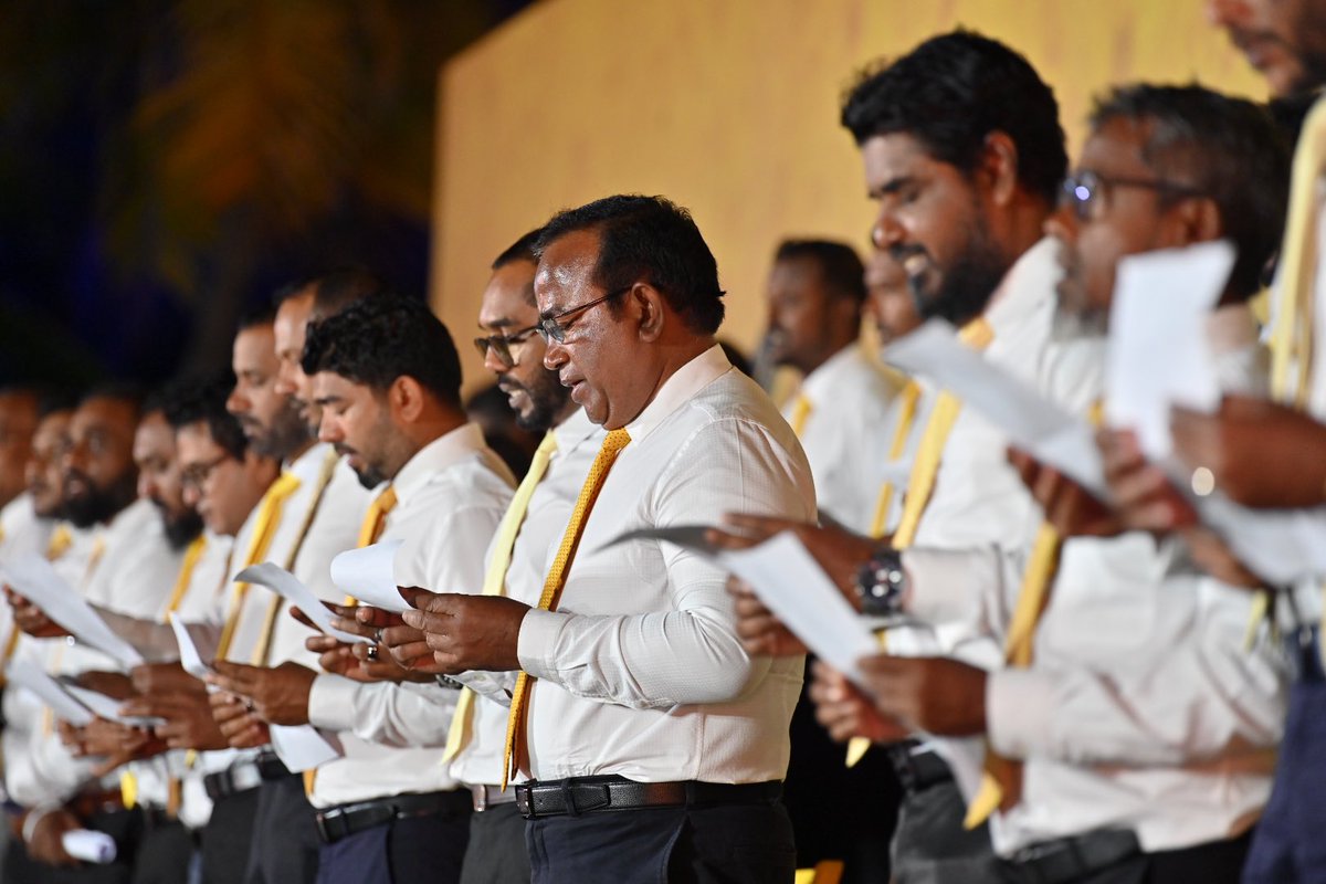 MDPSecretariat's tweet photo. ރައްޔިތުންގެ މަޖިލިސް އިންތިޚާބުގައި މިޕާޓީގެ ޓިކެޓްގައި ވާދަކުރާ ކެންޑިޑޭޓުން، ޕާޓީ ބަދަލުނުކުރާނެ ކަމަށް އިގުރާރުވުން، ކެންޑިޑޭޓުންނަށް އިގުރާރު ލައިދެއްވީ ޕާޓީގެ ޗެއަރޕަރސަން އަލްއުސްތާޛް @faya_i 

#MisraabuHamaMagah #Majilis2024 #VoteMDP https://t.co/r5DINFTcjn