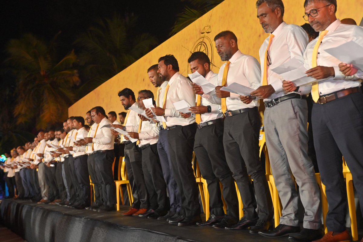 MDPSecretariat's tweet photo. ރައްޔިތުންގެ މަޖިލިސް އިންތިޚާބުގައި މިޕާޓީގެ ޓިކެޓްގައި ވާދަކުރާ ކެންޑިޑޭޓުން، ޕާޓީ ބަދަލުނުކުރާނެ ކަމަށް އިގުރާރުވުން، ކެންޑިޑޭޓުންނަށް އިގުރާރު ލައިދެއްވީ ޕާޓީގެ ޗެއަރޕަރސަން އަލްއުސްތާޛް @faya_i 

#MisraabuHamaMagah #Majilis2024 #VoteMDP https://t.co/r5DINFTcjn