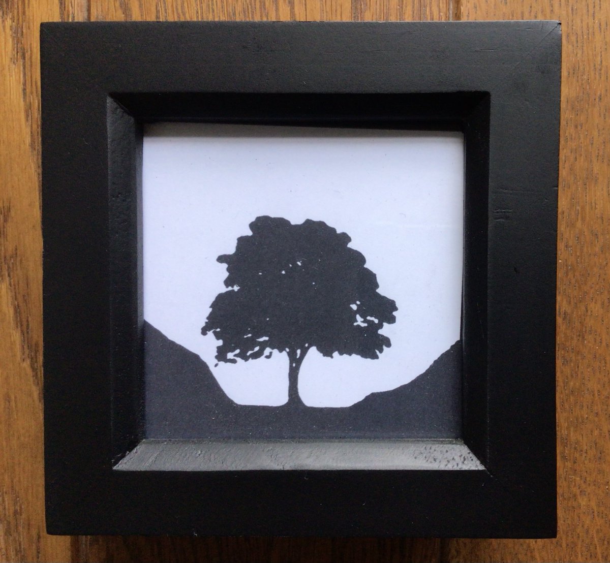 Latest addition to my #etsy shop, a variation of my drawing of Sycamore Gap, Hadrian’s Wall etsy.me/3OXsREv #framed #landscapescenery #pencildrawing #artprints #northumberland #hadrianswallprints #landscapedrawings #northumberlandart #sycamoregap #MothersDayGifts