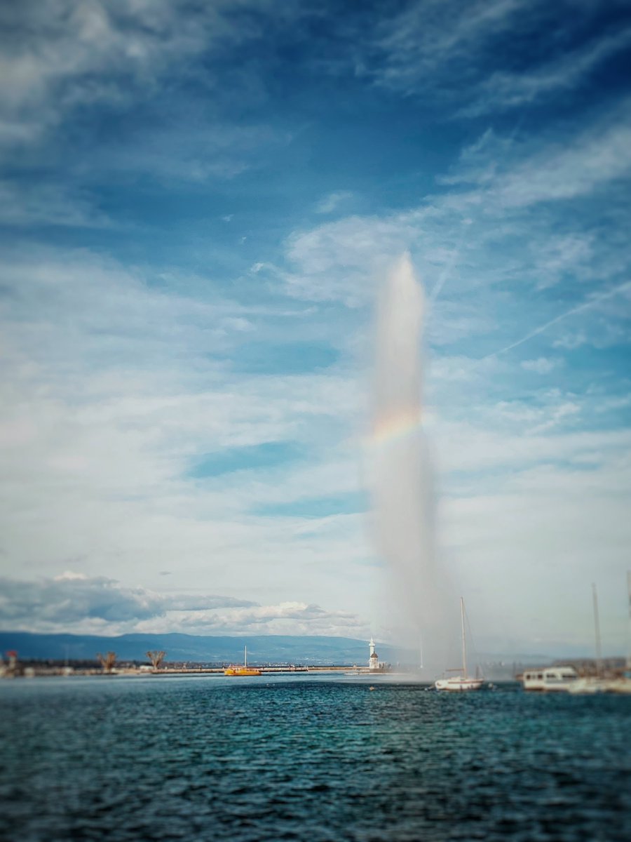 WINDY DAY
Pic ©️Rosa Mayland.
#Geneva #Switzerland #Photography #Lake #Blue #JetdEau #Rainbow