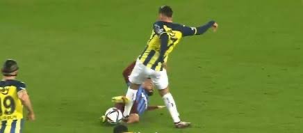 sarilaciapp's tweet photo. İrfan’ın direkt kırmızı kart gördüğü pozisyonda Torreira kart dahi görmedi!

Bu lig bu maçla birlikte artık HÜKÜMSÜZDÜR! https://t.co/29zjr1pN8U