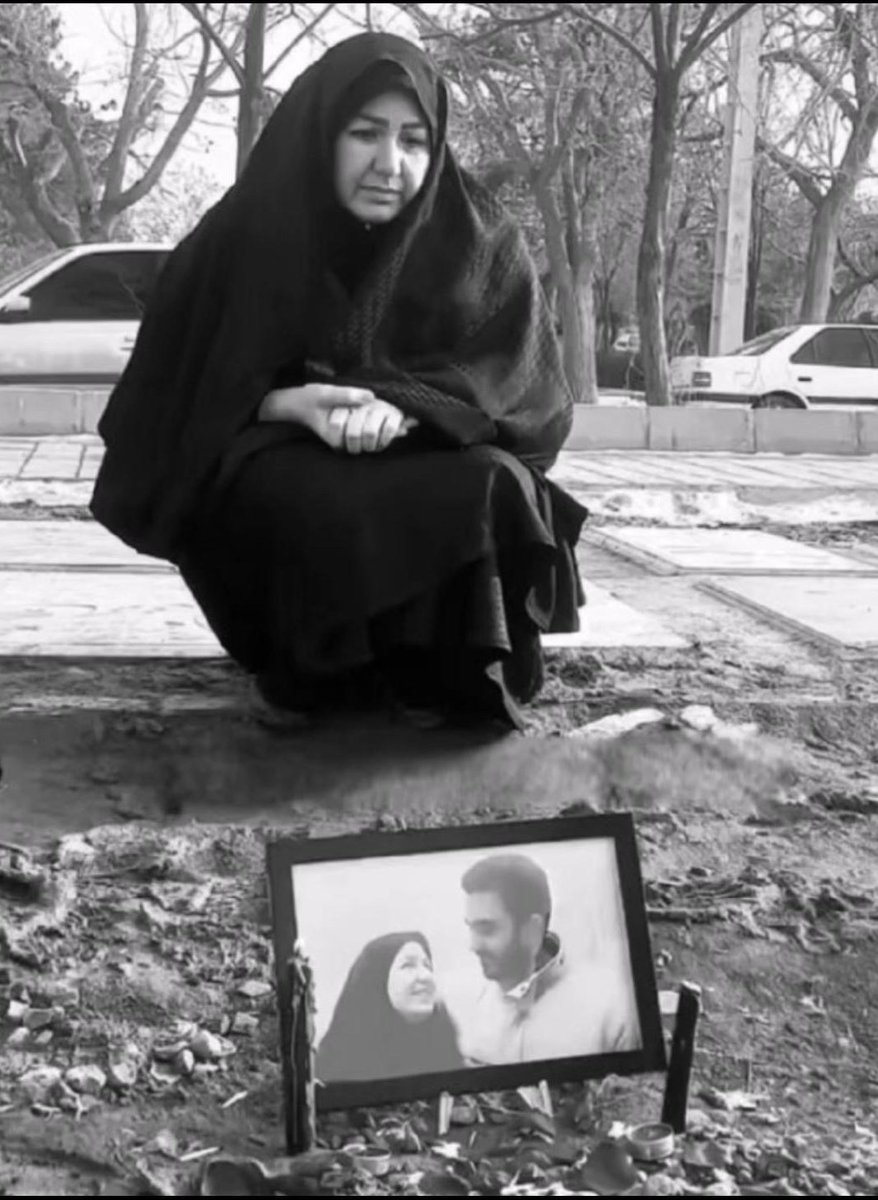 Das ist die Mutter von #MajidRezaRahnavard. Sie geht diesen Sohn Irans an seinem Grab besuchen. Das Foto, das ihr auf dem Grab seht, ist das letzte Foto, das die Mutter mit ihm gemacht hat. Es war ihr letzter Besuch vor der Hinrichtung ihres Sohnes. Man sagte sich damals, dass…