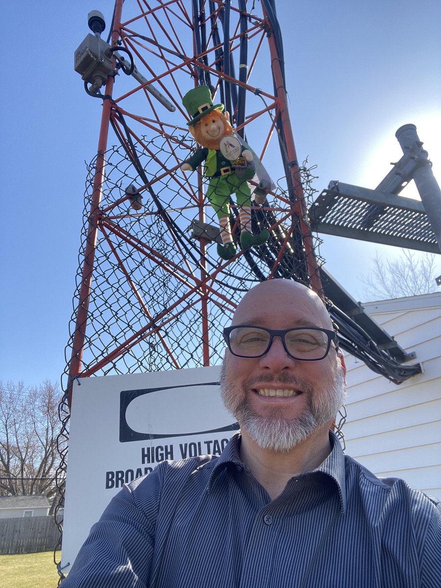 Nicks5cents's tweet photo. Having fun with the @MantenoChamber Lucky the Leprechaun.🍀 ☘️ New radio engineer? You really shouldn’t be up there pal. 😆☘️📻🎶 https://t.co/yRHPKxB9fL