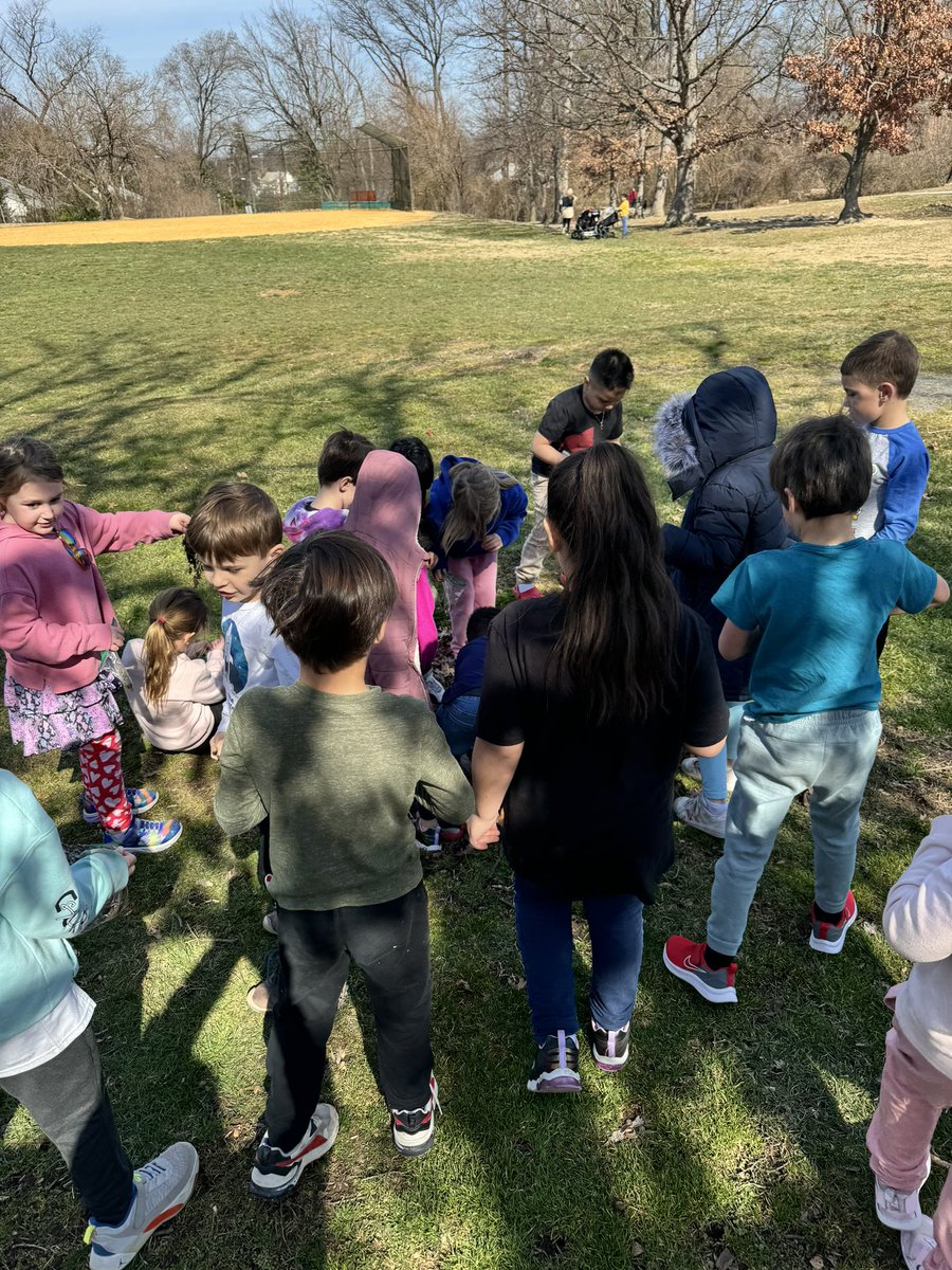 GeorgeMasonES's tweet photo. It’s a beautiful day to do a natural resources scavenger hunt outside! 😁 #science @GMasonPrincipal https://t.co/MtHr8QodMG