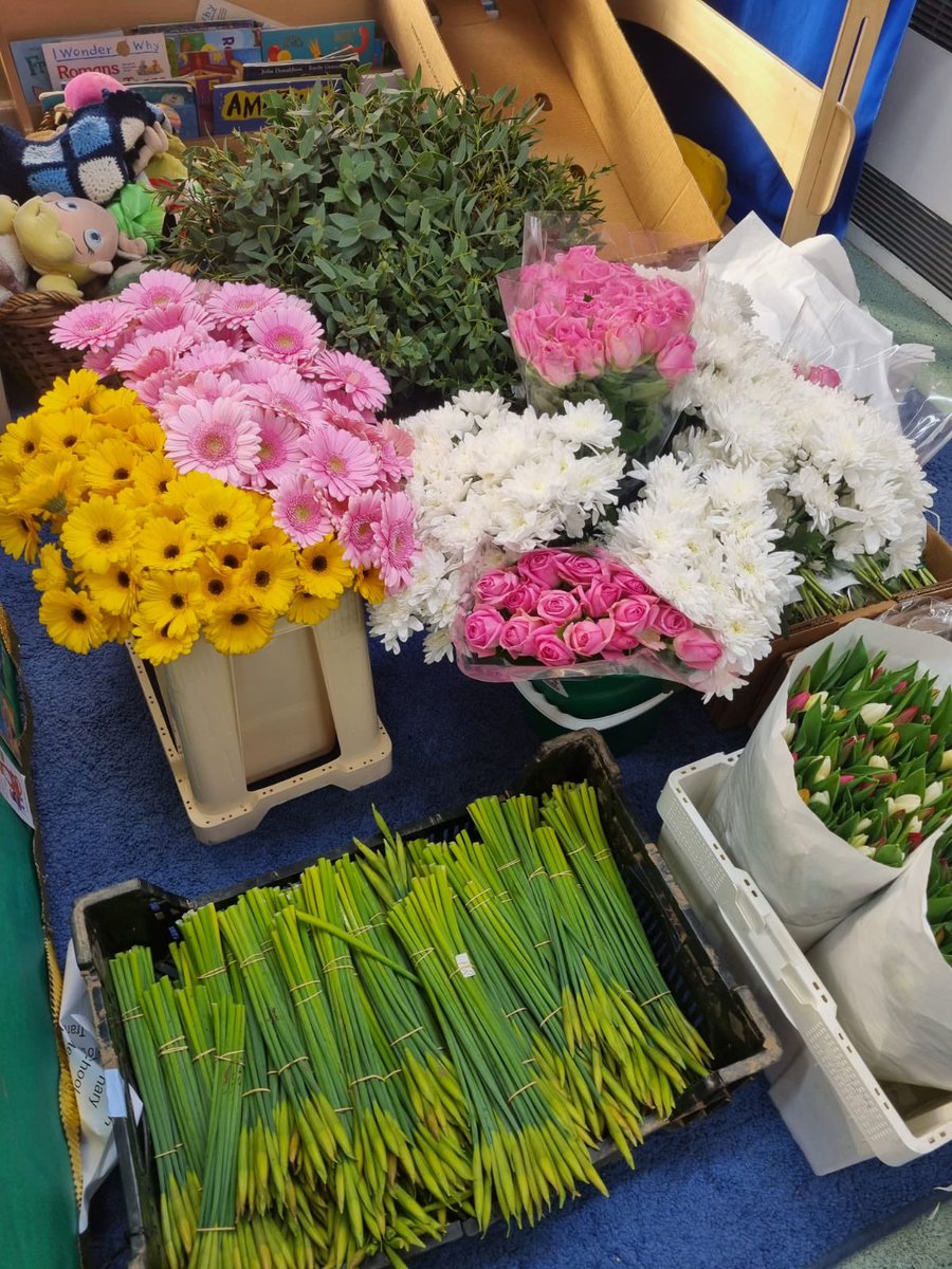 Our @NurseryOaks and @WybertonPrimary teams would like to say a huge thank you to the amazing Debbie Mayhew of JZ Flowers, Holbeach for the incredibly generous donation of flowers for our nursery provision this week. #overwhelmed #floristsinthemaking #kindness #unity
