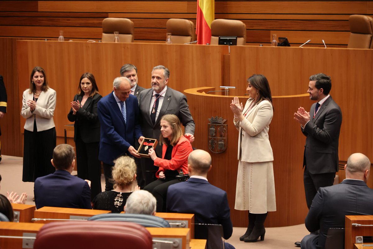 fedeacyl's tweet photo. 15 paralímpicos de Castilla y León premiados con la medalla de oro de las @Cortes_CYL

Merecido reconocimiento al esfuerzo y a la superación de nuestros/as deportistas 🏅

#CyL https://t.co/m1HsA7wXwG