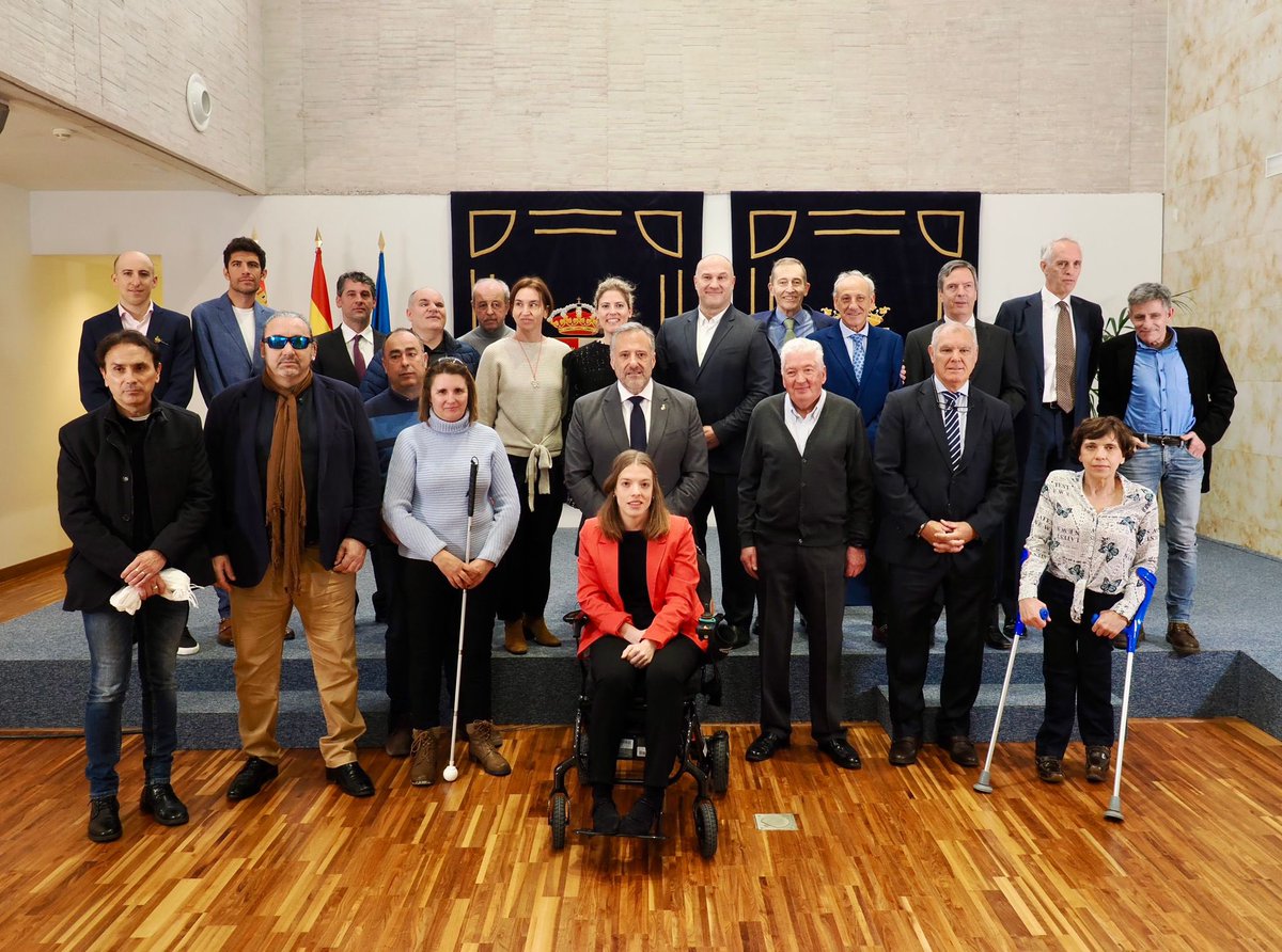 fedeacyl's tweet photo. 15 paralímpicos de Castilla y León premiados con la medalla de oro de las @Cortes_CYL

Merecido reconocimiento al esfuerzo y a la superación de nuestros/as deportistas 🏅

#CyL https://t.co/m1HsA7wXwG