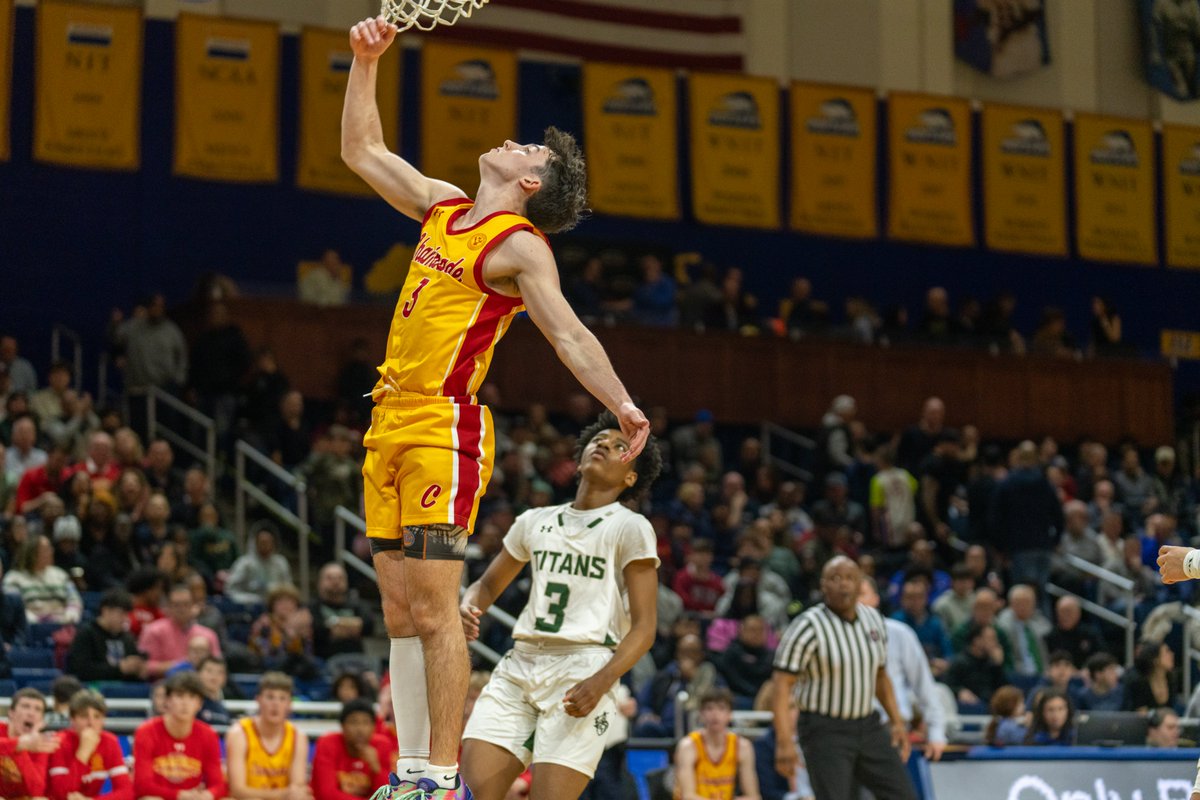 Before winter break, the Flyers competed in the Bob McKillop Invitational and defeated Holy Trinity in front of a full house at Hofstra University. Bob McKillop is a graduate from 1967 and the former head coach of the Davidson Wildcats. Go Flyers!
