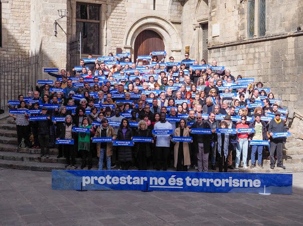 🔸Avui + de 150 organitzacions ens trobem per a recordar que #ProtestarNoEsTerrorisme, que protestar és un dret.

➡️ Manifest protestarnoesterrorisme.cat