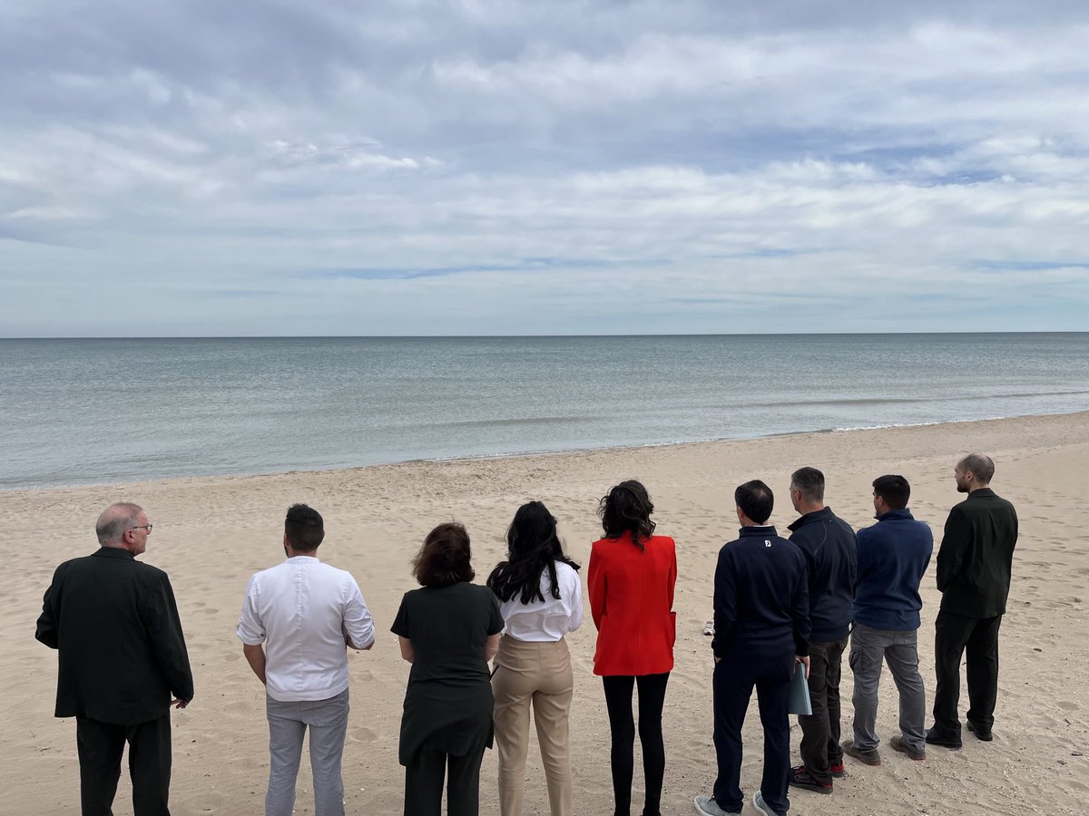 fraconalv's tweet photo. Hoy hemos querido celebrar la reunión semanal del equipo de dirección de ⁦@paradores⁩ #Golf #ElSaler  fuera de los despachos y nos hemos ido a la playa del Parador. Mucho más creativa y agradable. Equipazo!!
La próxima? En el tee de pros del 18..
#EquipoParadores https://t.co/U4epZ9UpvP