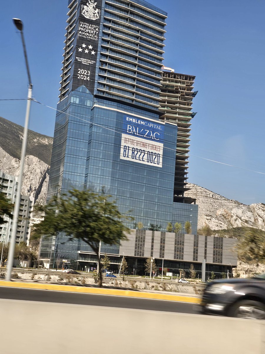 FGalvanR92's tweet photo. Cada vez que paso enfrente de este edificio me pregunto... a poco de todas las personas involucradas en este desarrollo, nadie habla inglés? https://t.co/xzgUuboacN