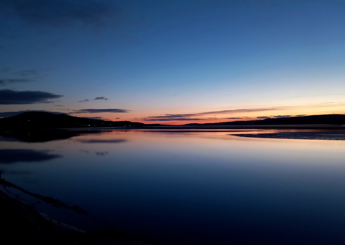 GardenerSier's tweet photo. Back to work today. Still a woolly hat, four layer sort of day but what a difference a week makes. The dark drive home replaced by an orange glow and even a sliver of light left in the sky for the last mile. Worthy of a quick snap #Sandside. https://t.co/AnbvWmeSse
