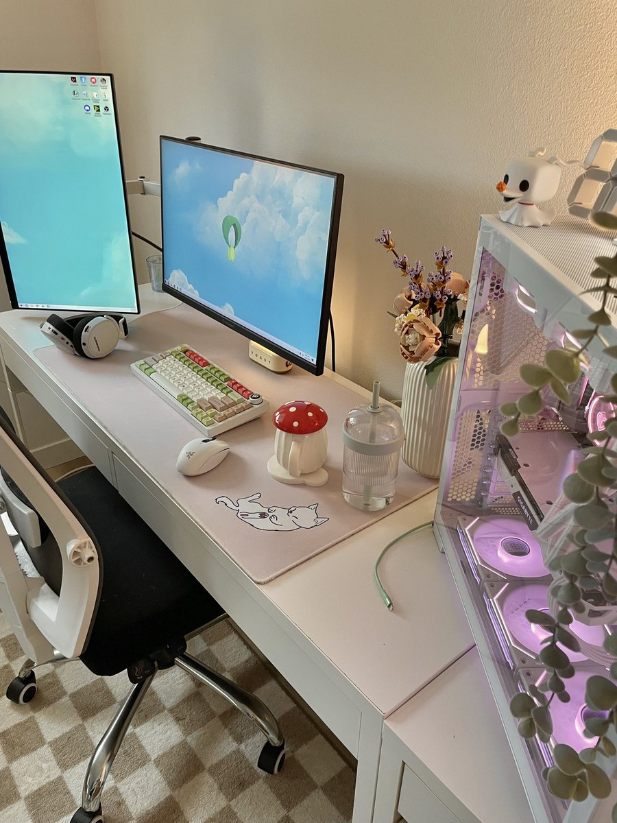 ashxtru's tweet image. i’ve been loving my setup lately 🌿🍄✨

next project is wire management &amp;amp; decorating the walls
