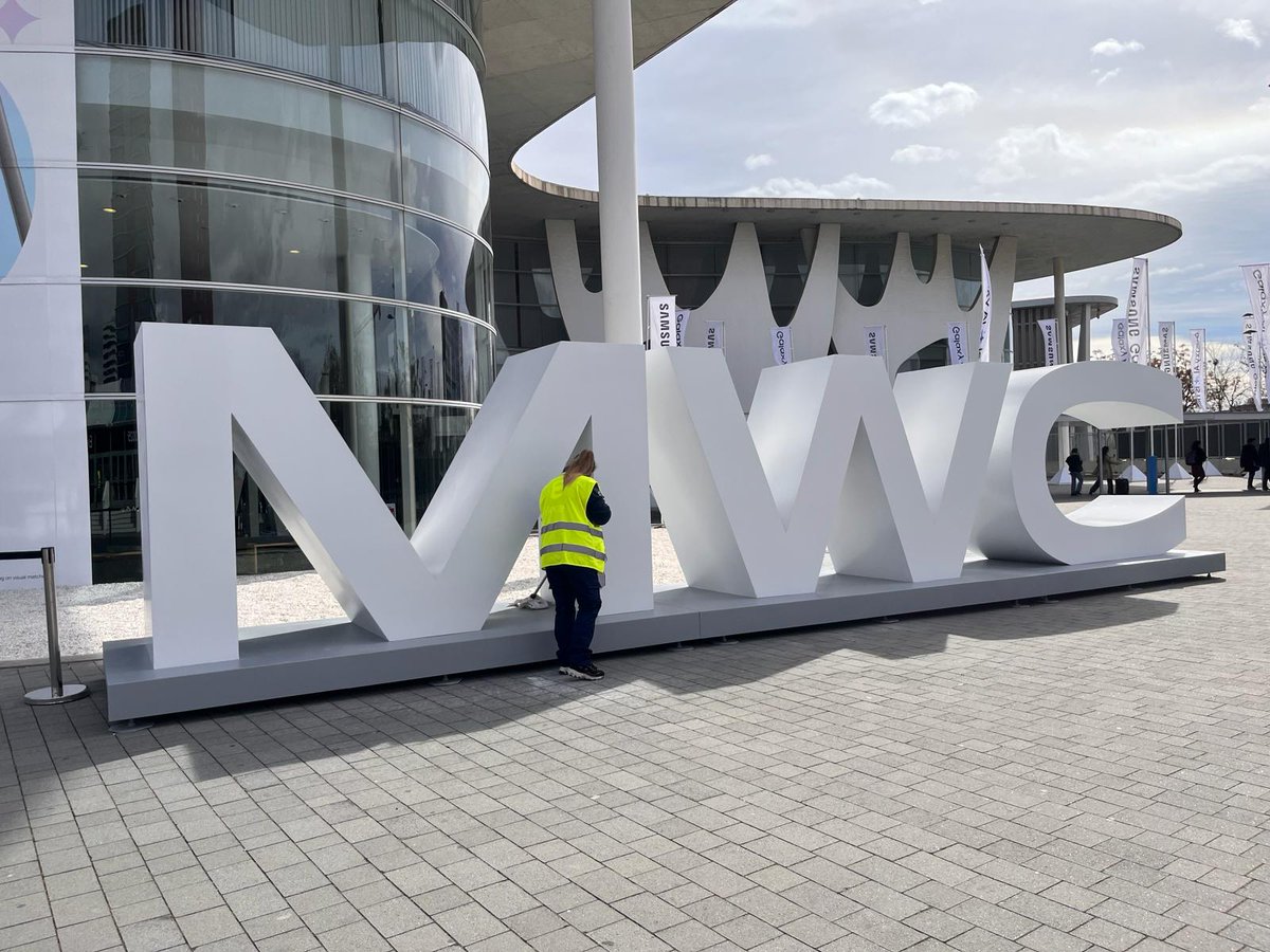 nttdata_inc's tweet photo. Discussing all things connectivity! 🌐

Yesterday, our own Parm Sandhu sat down with @IDC to chat about network transformation, connectivity and what to expect in 2024 in the telecoms space.
 
See how you can speak with our experts at #MWC24: https://t.co/P8uowjISfS https://t.co/xUknZpdere