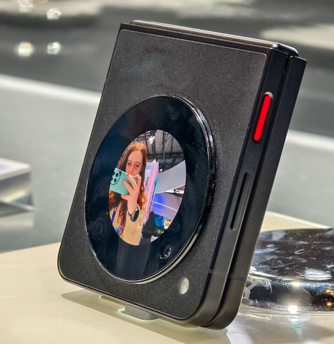 TekPulseTV's tweet photo. .@ZTEDevice
muestra el  #NubiaFlip5G presentado en #MWCBarcelona2024  Llega con Snapdragon 7 generación 1, pantalla Oled FHD+ de 6,9 pulgadas y 120 Hz y exterior Oled de 1,43" Cámara principal de 50MP, batería de 4310 mah 33 w Con 128/256 GB y 6/8 GB de RAM y Certificación IPX4 https://t.co/3KMvcTJuhI