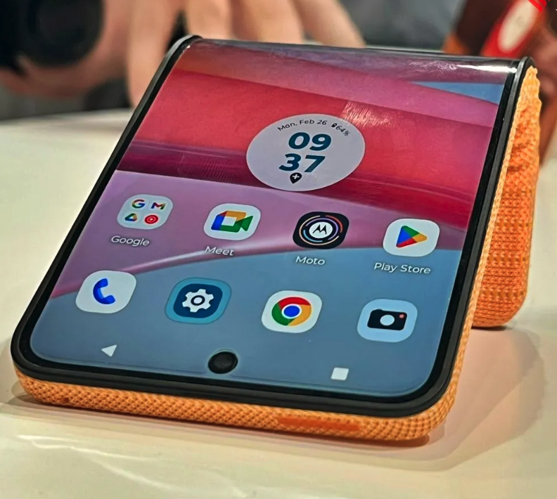 TekPulseTV's tweet photo. El #RollablePhone
@Moto
deja de ser un prototipo y es lanzado en #MWCBarcelona2024  Este smartphone de pantalla adaptable es una versión más avanzada de lo que Lenovo exhibió en 2016 con una pantalla POLED FHD+ de 6,9 pulgadas y ejecuta una experiencia Android completa. https://t.co/4rGakwA9Su