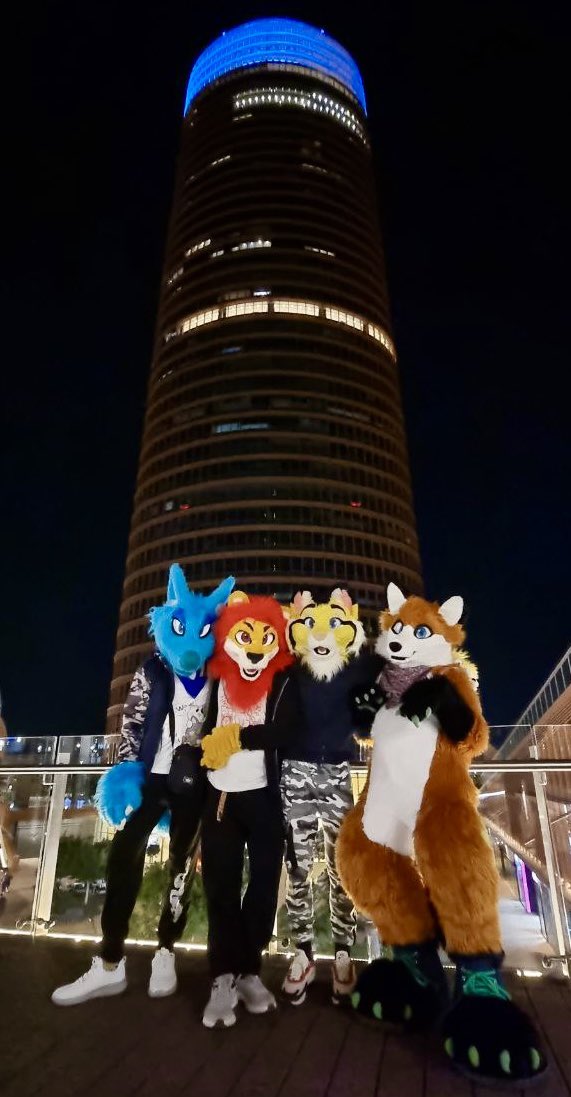 Aquí con <a href="/DukiWolf/">Duki Wolf</a> , <a href="/LionBrave98/">LionBrave98</a> y <a href="/DriftZorro/">Sir. Tails</a> con la torre sevilla de fondo :3

#sevilla #TorreSevilla
#furry #furryfandom #fursuit #FursuitEveryday