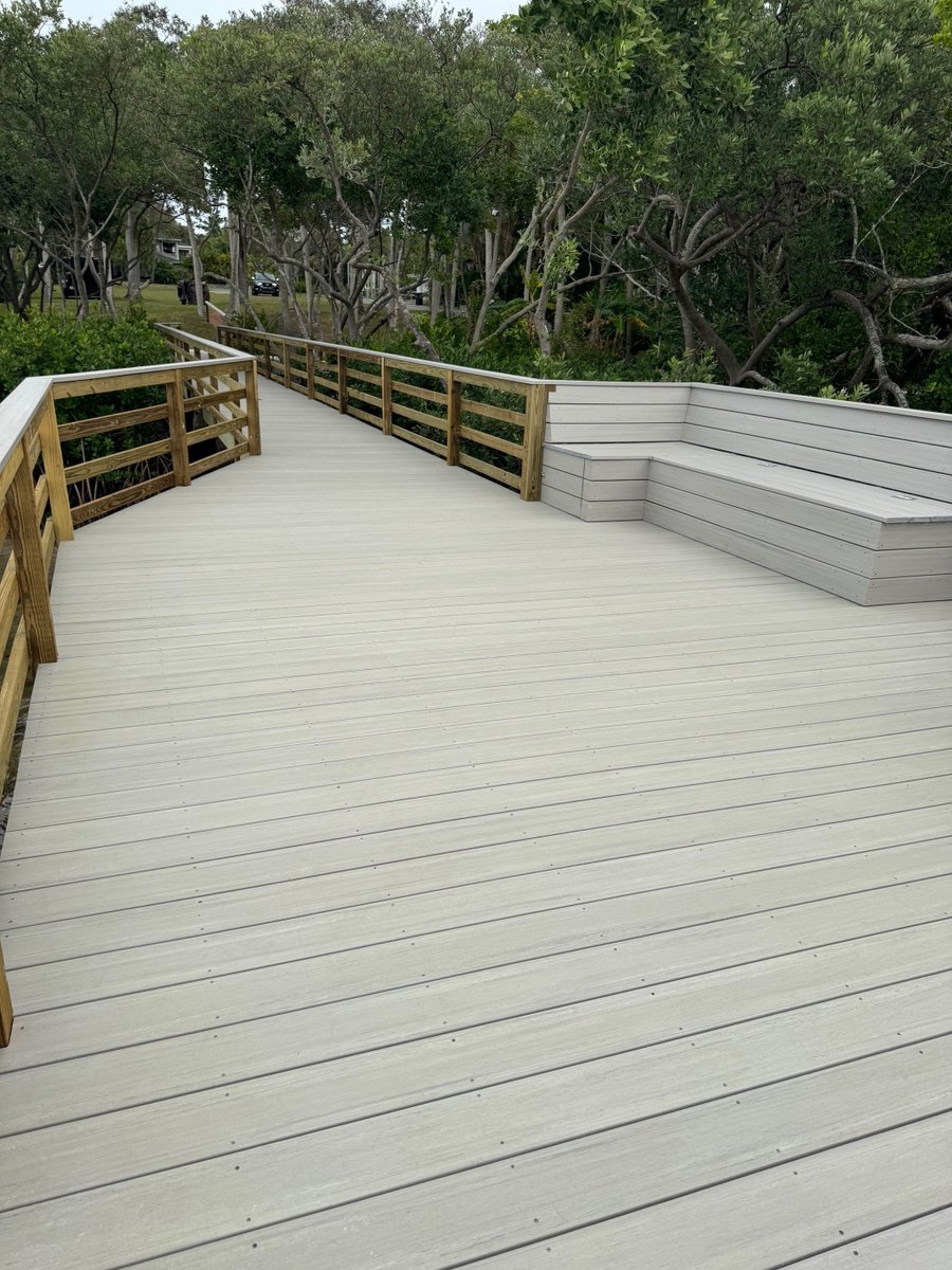 DecksandDocks's tweet photo. ⭐ Jobsite Spotlight! ⭐
A walk to paradise! This stunning Azek Landmark boardwalk is the perfect entryway to some great views.
.
.
Contractor : Tidal Builders
#decksanddocks #decking #dock #boardwalk #azek #projectdiy https://t.co/vtvzQAk7Un