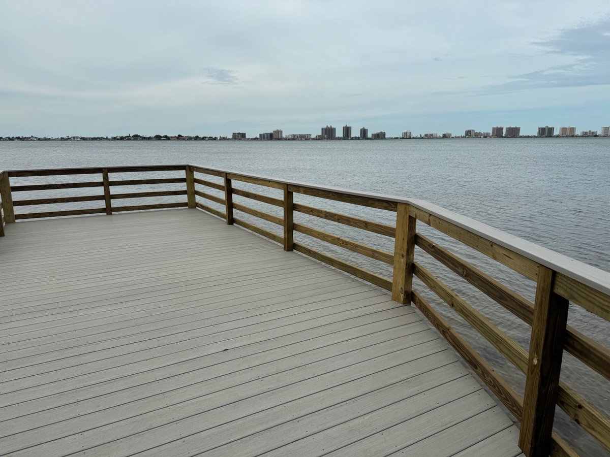 DecksandDocks's tweet photo. ⭐ Jobsite Spotlight! ⭐
A walk to paradise! This stunning Azek Landmark boardwalk is the perfect entryway to some great views.
.
.
Contractor : Tidal Builders
#decksanddocks #decking #dock #boardwalk #azek #projectdiy https://t.co/vtvzQAk7Un