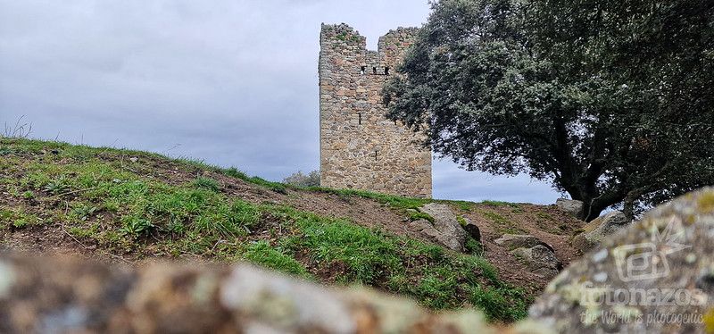 Jexweber's tweet photo. Entre las piedras de granito del Torreón, se esconde la narrativa de guerras y rivalidades. 💔 Hoy, en ruinas, nos llama a la acción. 🤲 ¿Estamos listos para escribir un nuevo capítulo en su historia? #HistoriaMedieval #LlamadoALaAcción https://t.co/5657hYvJT5 https://t.co/22pq8jYqmd