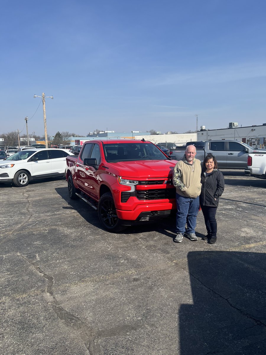GatesChevy's tweet image. Congratulations to Jeff Mahnesmith on his new 2023 Silverado 1500! 🚗 Big thanks to Andrew Weddle for helping Jeff find the perfect vehicle. Welcome to the Gates Chevy World family, Jeff! Enjoy the ride! #ChevyPower #GatesChevyWorld
