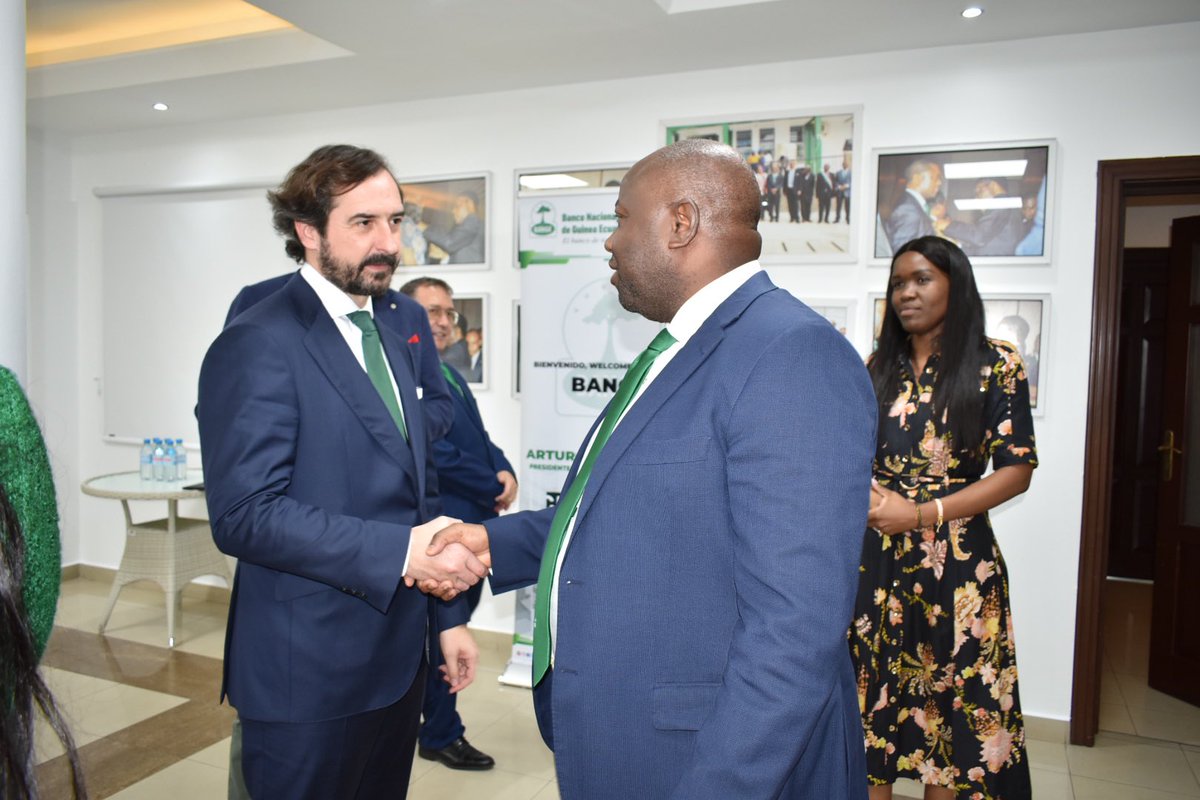 engonga_cruz's tweet photo. Recibiendo al Sr. Arturo de las Heras, presidente de #CEF y #UDIMA. #BANGE planea dar un nuevo impulso a su escuela de negocios #BANGE #Business #School. https://t.co/1QvOoZzQJD