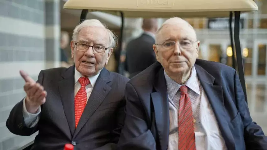 leiatheinvestor's tweet photo. "Charlie Munger morreu em 28 de novembro, apenas 33 dias antes de completar 100 anos. 

Embora nascido e criado em Omaha, ele morou 80% de sua vida em outros lugares. Consequentemente, foi somente em 1959, quando ele tinha 35 anos, que eu o conheci. Em 1962, ele decidiu que deveria entrar em gestão de investimentos. 

Três anos depois ele me disse – corretamente! – que eu havia tomado uma decisão estúpida ao comprar o controle da Berkshire. Mas, ele me garantiu, como eu já havia feito a bobagem, ele me diria como corrigir meu erro. 

No que vou relatar a seguir, tenham em mente que Charlie e sua família não tinham um centavo investido na pequena partnership que eu administrava na época, e cujo dinheiro usei na compra da Berkshire. Além disso, nenhum de nós esperava que Charlie algum dia fosse ter ações da Berkshire. 

Mesmo assim, Charlie, em 1965, prontamente me aconselhou: “Warren, nem pense em comprar outra empresa como a Berkshire. Mas agora que você controla a Berkshire, acrescente a ela negócios maravilhosos comprados a preços justos e desista de comprar negócios justos a preços maravilhosos. Em outras palavras, esqueça tudo que você aprendeu com seu herói, Ben Graham. O que ele ensinou funciona, mas só quando praticado em pequena escala.” Mesmo com muitas recaídas, segui suas instruções. 

Muitos anos depois, Charlie tornou-se meu sócio na administração da Berkshire e, repetidamente, me trouxe de volta à sanidade quando meus velhos hábitos ressurgiam. Ele continuou nesta função até a sua morte e, juntamente com aqueles que investiram conosco desde o início, acabamos numa situação muito melhor do que Charlie e eu sonhávamos ser possível. 

Na realidade, Charlie foi o “arquiteto” da Berkshire de hoje, e eu atuei como o “empreiteiro” na construção diária de sua visão. 

Charlie nunca buscou receber os créditos por seu papel como criador; em vez disso, deixou que eu recebesse os aplausos e elogios. De certa forma, seu relacionamento comigo era em parte o de um irmão mais velho, em parte o de um pai amoroso. Mesmo quando ele sabia que estava certo, ele me deu as rédeas, e quando eu tropeçava, ele nunca – nunca – me lembrava do meu erro. 

No mundo físico, os grandes edifícios são ligados a seus arquitetos, enquanto aqueles que despejaram o concreto ou instalaram as janelas são rapidamente esquecidos. A Berkshire se tornou uma grande empresa. Ainda que eu esteja encarregado da equipe de construção há muito tempo, Charlie deveria ser para sempre lembrado como o arquiteto."

- Warren Buffett na carta anual da Berkshire Hathaway de 2024