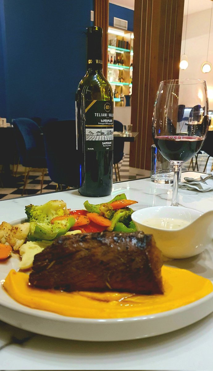 gothammer's tweet photo. Päivän lohtuhodari kuitattiin filet mignonilla. Medium-rare, tietenkin 🤗 #ruokajutut #dinneri https://t.co/YybfBL28N8
