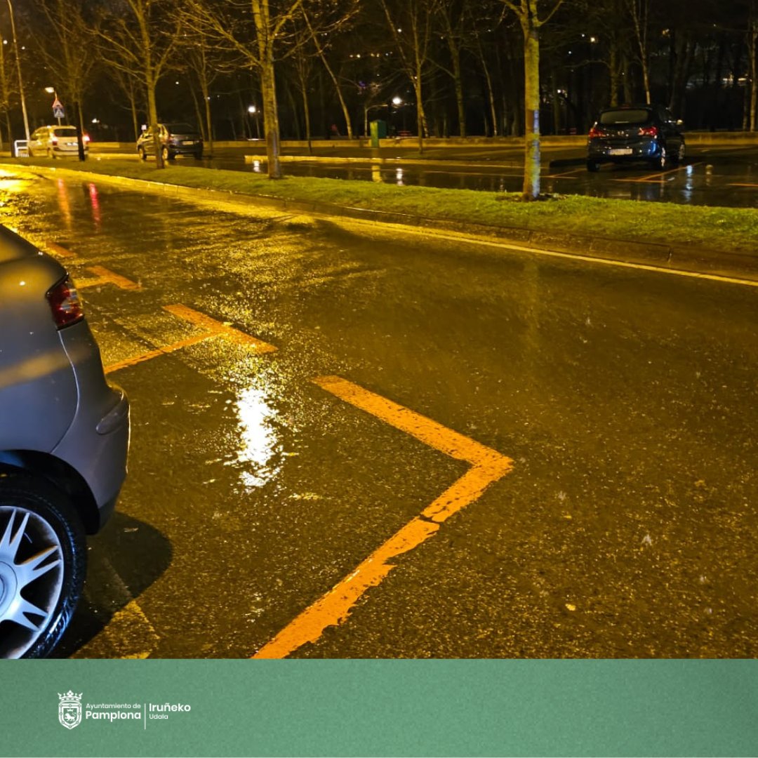 ⚠️ Suspendida la zona azul en todo el barrio de Rochapea para facilitar el estacionamiento de vehículos de la zona inundable ante la previsión de crecida

🔛 #RíosPamplona #IbaiakIruña @PamplonaIrunaPM 

⬇️⬇️