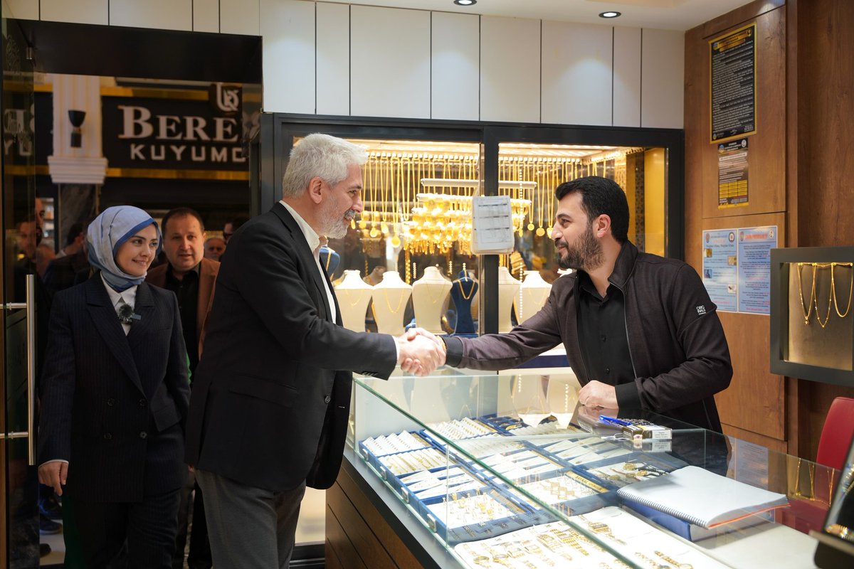 Hemşehrilerimizin gönlünde daima farklı bir yere sahip olan, kıymetli vekilimiz Sn. Galip Ensarioğlu ile birlikte esnafımızı ziyaret ettik.

Bismil'de değişimin ayak seslerini duyuyor, şehrimizi hizmet belediyeciliğine ulaştırmak için çok çalışıyoruz.

#Bismil'de Esnaf Kazanacak!