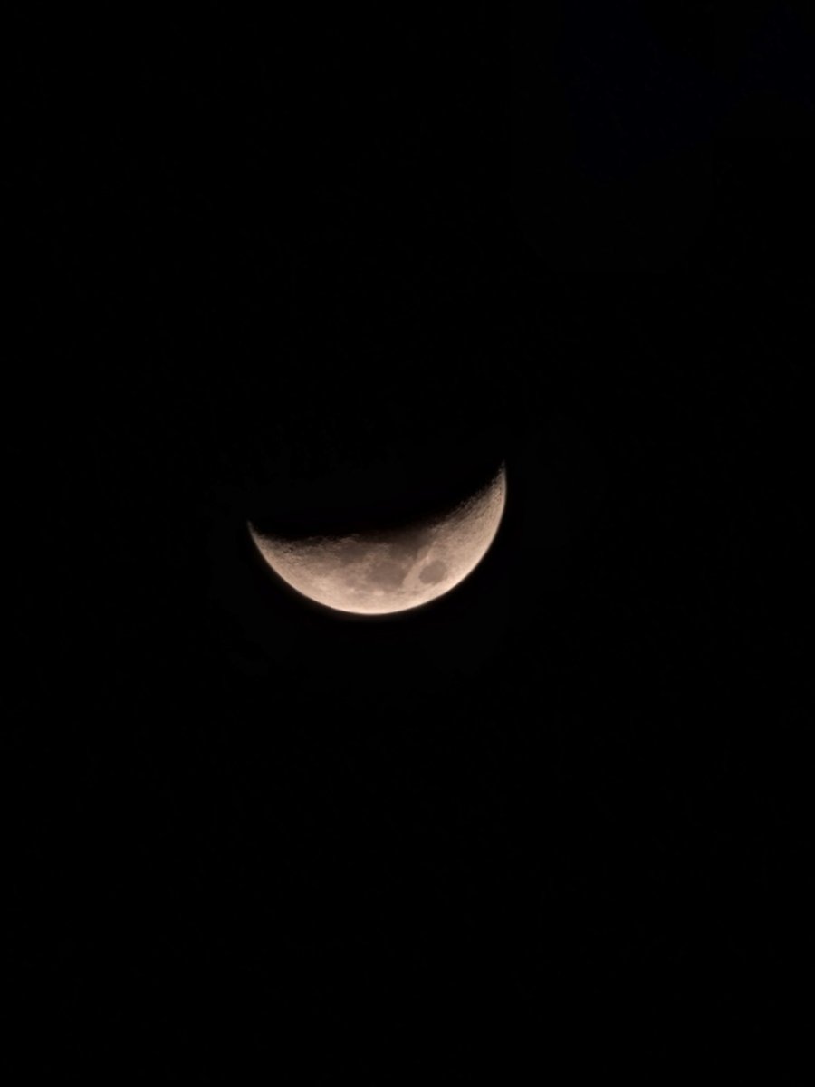 aray_bhaiii's tweet photo. you'll never not see me taking moon photos! https://t.co/6DEY3vWsyw