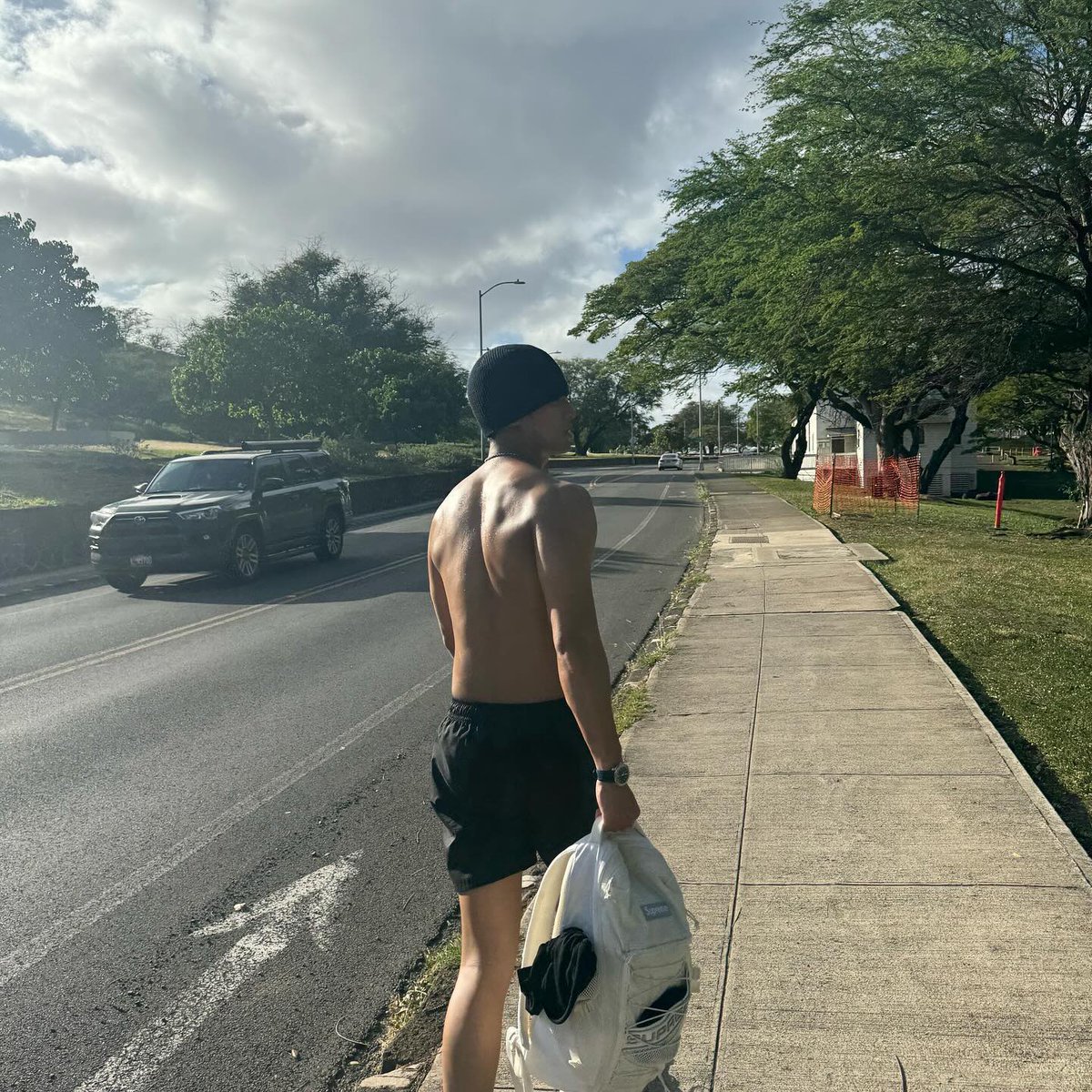 Mingyu of SEVENTEEN looks splendiferous while in Hawaii.