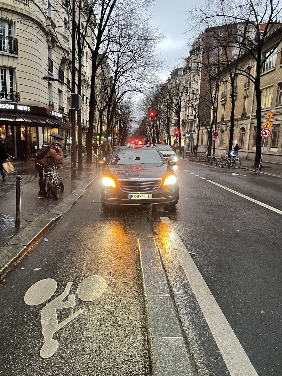 Hey ⁦<a href="/TAXISG7/">G7</a>⁩ vous pourriez rappeler à vos chauffeurs qu’une piste cyclable n’est pas un parking !
Et l’excuse « moi j’travaille » n’est pas valable non plus 🤬
