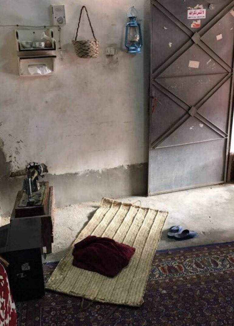 يا يبه ، حتّى « مكيّفنا  القديم »
غادي  ٍله ..من رحيلك ..همهمة
هو يظنّك من هذاك الوقت نيم
أو لأنه  ..  مثلنا ..   ضاق نْسمه !