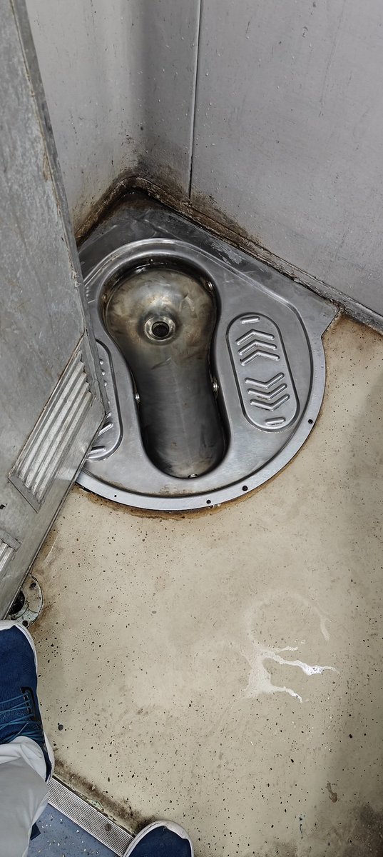 Kumarmanisharya's tweet photo. Train no 12402 coch no. A3 dehr8 se 25 fab ko 10:50 pm pr chali hai or toilet ki hatal ye h https://t.co/NuYhtyRPl1
