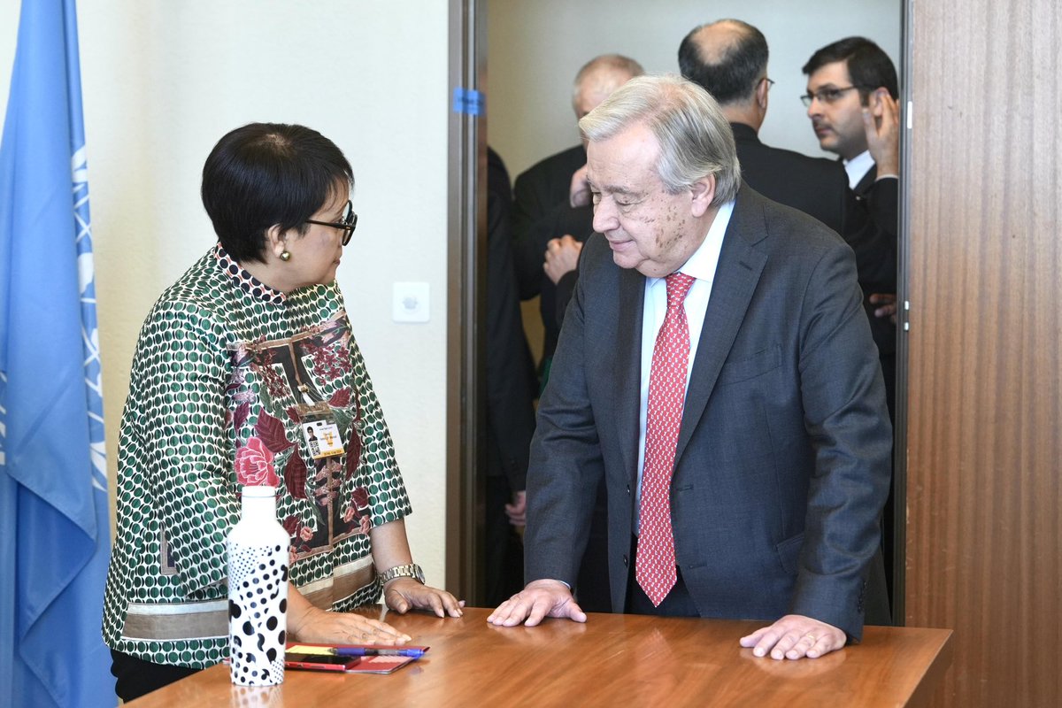 Menlu_RI's tweet photo. A very open discussion between OIC FMs (Indonesia, Saudi Arabia, Jordan, Egypt and Palestine) with the UN Secretary-General (Geneva, 26/2) on Palestine. Support to UNRWA was discussed during the meeting. https://t.co/8CFmdYugDl