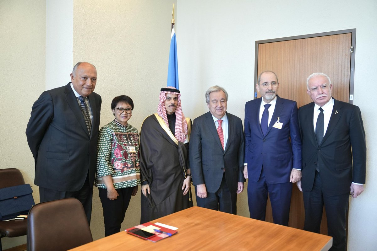 Menlu_RI's tweet photo. A very open discussion between OIC FMs (Indonesia, Saudi Arabia, Jordan, Egypt and Palestine) with the UN Secretary-General (Geneva, 26/2) on Palestine. Support to UNRWA was discussed during the meeting. https://t.co/8CFmdYugDl