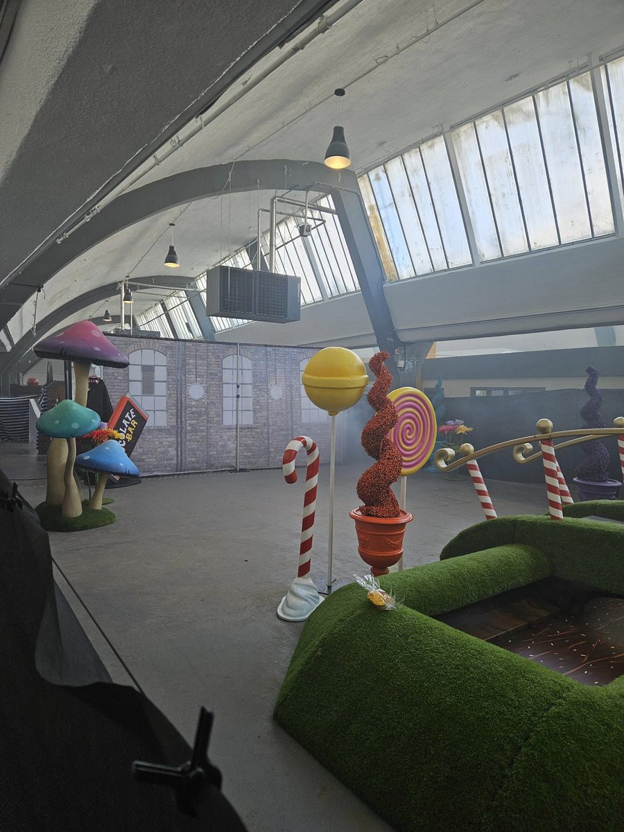 DuttyMoonshine's tweet photo. Ho boy have I come across a corker here....

It's like AI and Fyre Festival/Billy McFarland had a baby and named it: Billy Coull

Strap in!

Immersive Willy Wonka event this weekend by some dodgy company called House of Illuminati was a huge flop as you can see here;

/1 https://t.co/LZhcXHOAHO