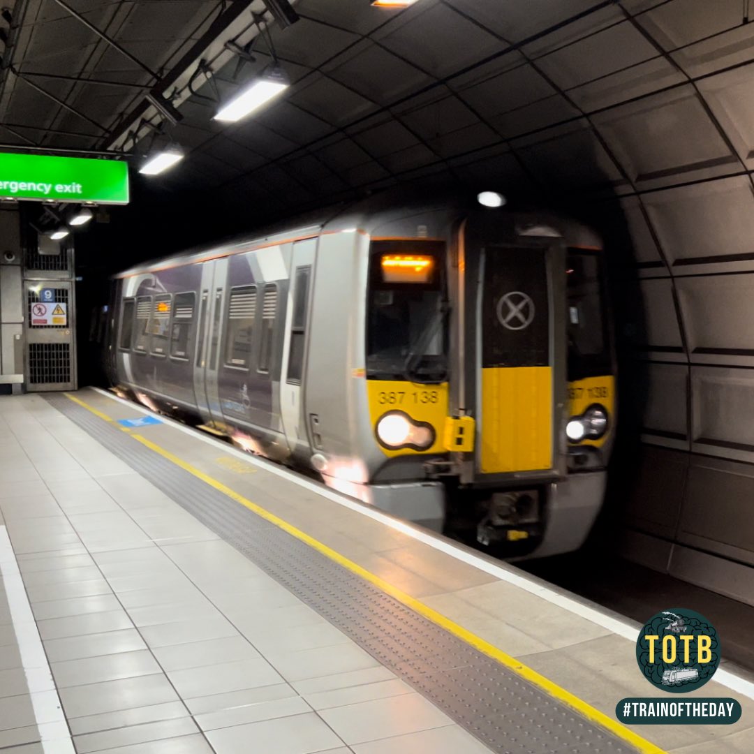 🚆 This is the Heathrow Express - a Class 387 that zips between LHR and Paddington. 

⚪️ This unit is named ‘Las Vegas’ - many of the trains are named after iconic destinations. 

⭐️ 13/10 - Come fly with me ✈️

#trainoftheday #totb #trains #Railways #emu #heathrowexpress