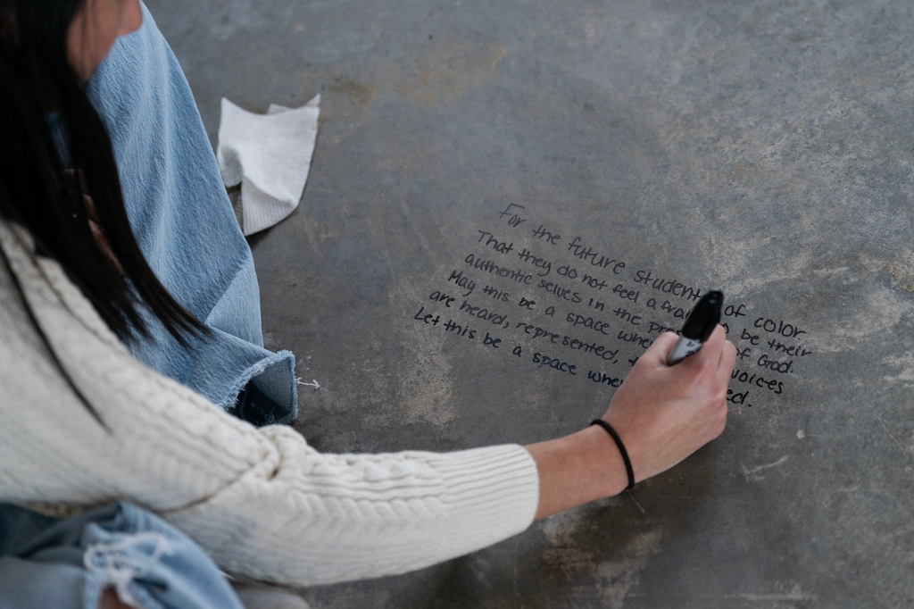 Praying over our new chapel 🙏 Last week, students gathered for a prayer dedication ceremony. University Pastor Jamie Johnson led the group in prayer, then students took time to write prayers and Bible verses on the floor. We can’t wait to see how God works in this place!